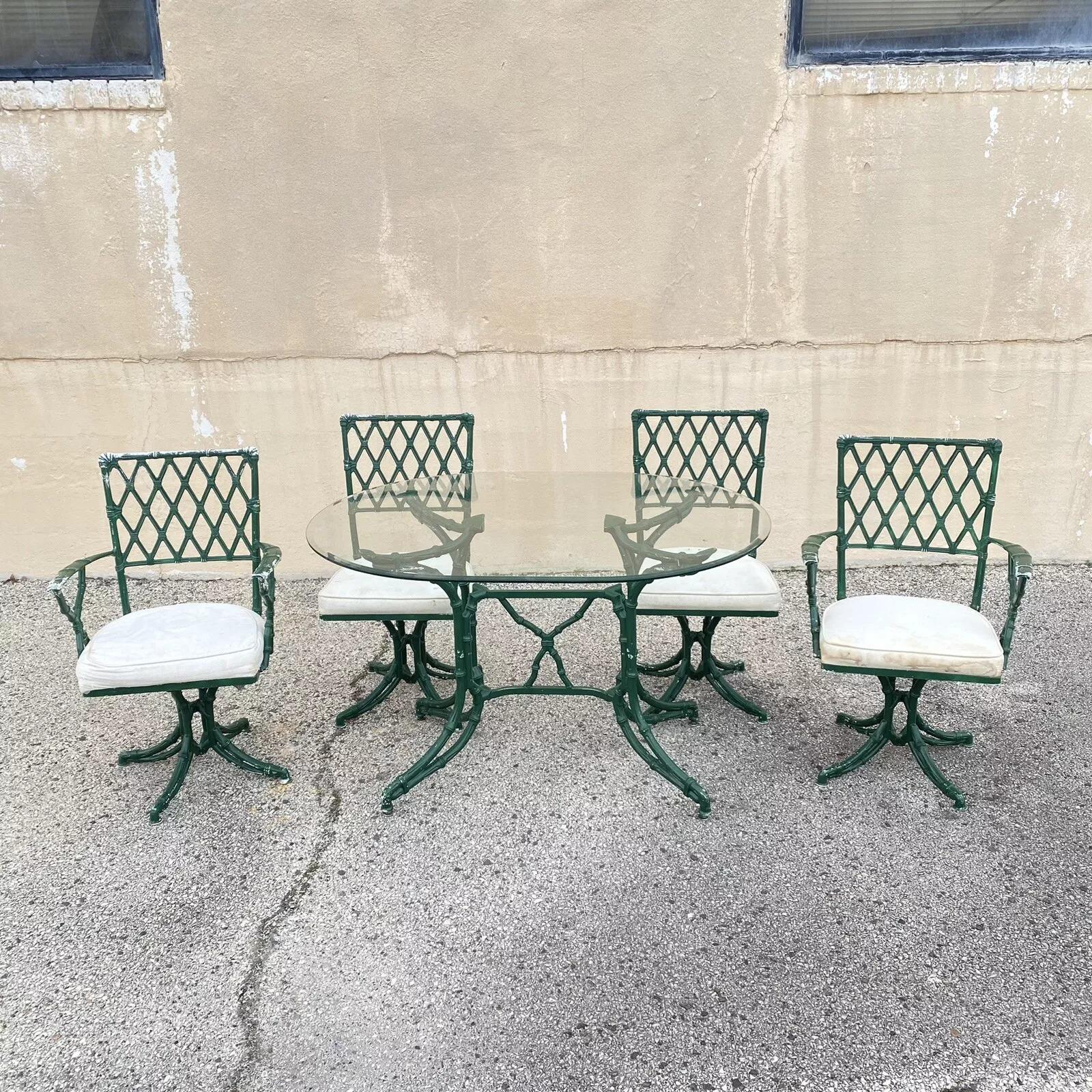 Vintage Hollywood Regency Faux Bamboo Lattice Metal Green Dining Set - 5 Pc Set. L'article comprend (2) fauteuils, (2) chaises sans bras, table de salle à manger à pied, plateau ovale en verre clair, chaises pivotantes à pied, très bel ensemble