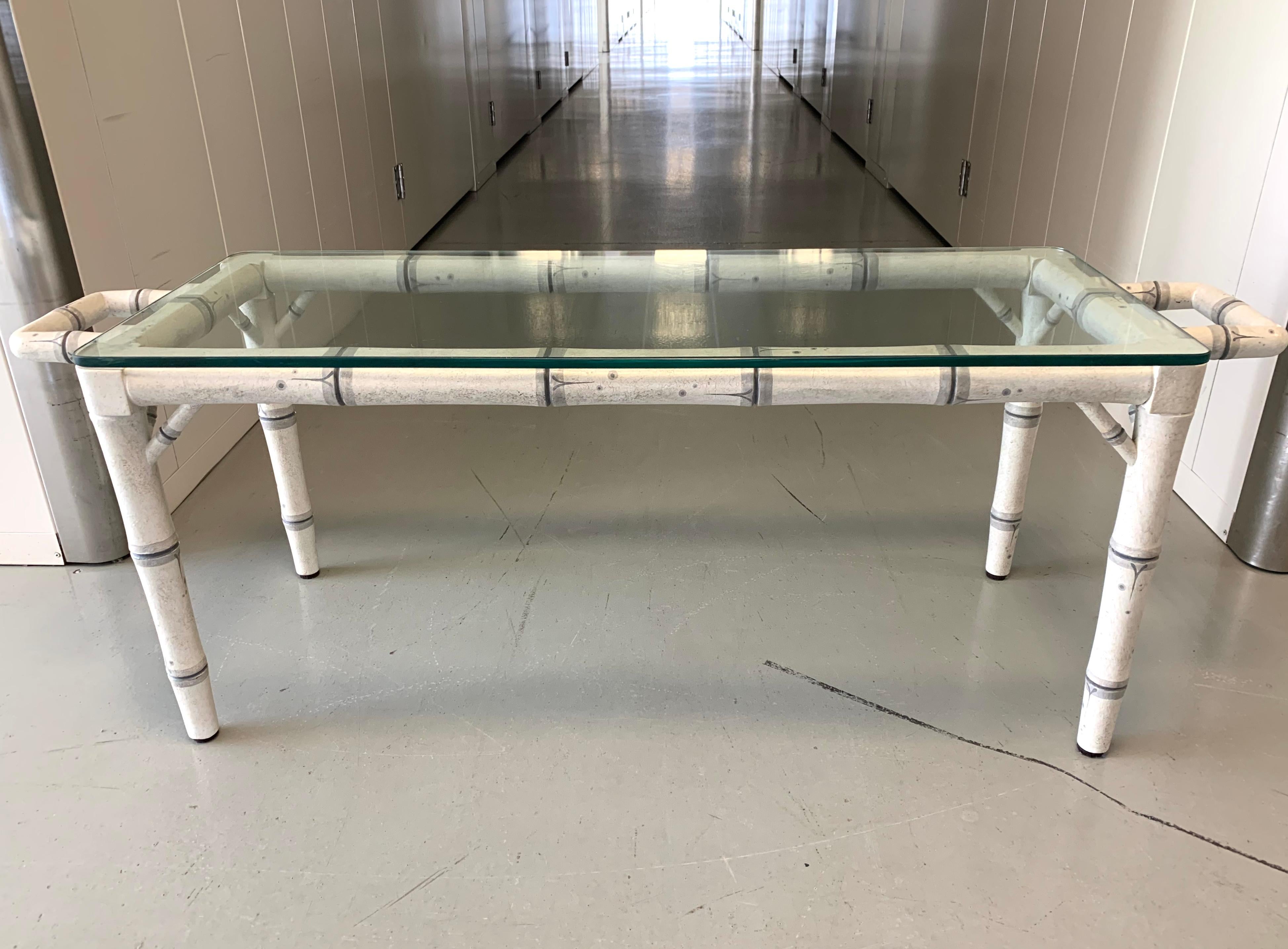 Mesa de centro vintage Hollywood Regency con tapa de cristal de metal e imitación de bambú, años 70 Pintado a mano en venta