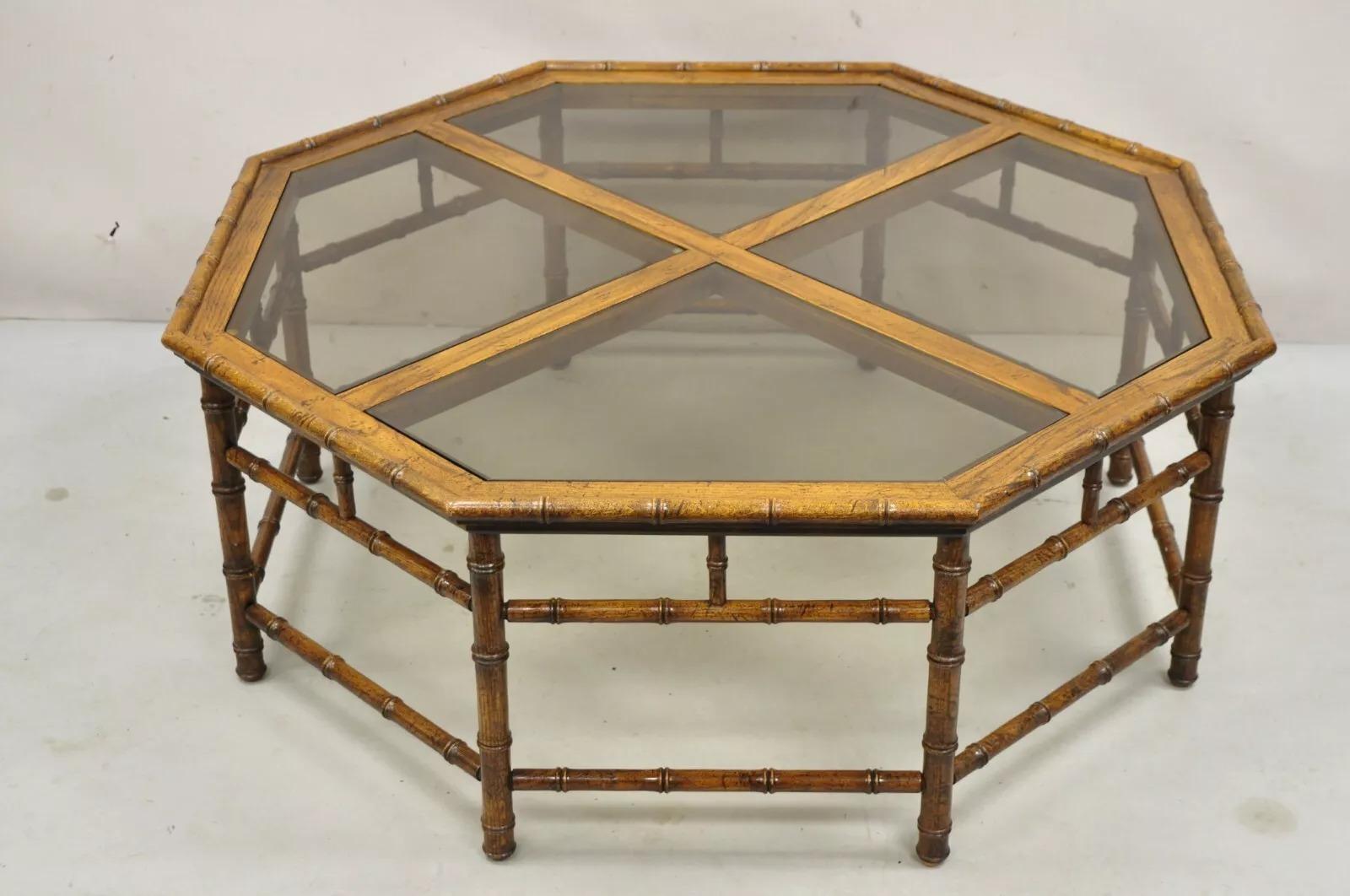 Table basse octogonale Hollywood Regency en faux bambou avec plateau en verre en vente 4