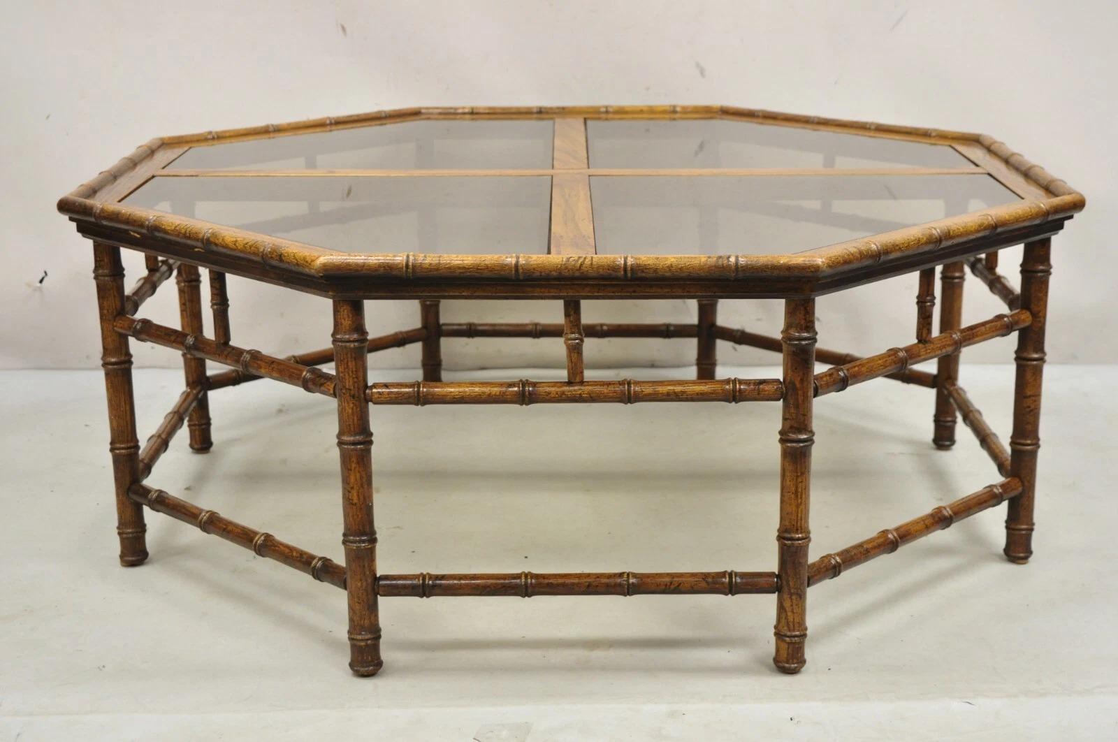 Mesa de centro de madera octogonal de bambú de imitación Hollywood Regency vintage con tapa de cristal ahumado de 4 paneles y acabado envejecido. Finales del siglo XX. Medidas: 17