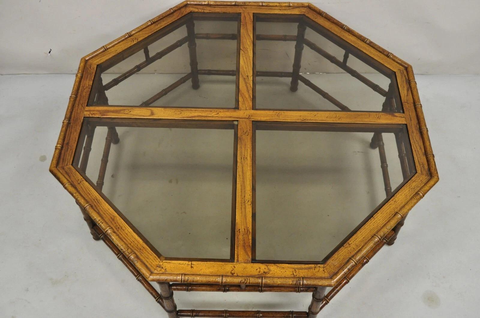 Mesa de centro de madera octogonal con tapa de cristal Vintage Hollywood Regency Faux Bamboo Regencia de Hollywood en venta