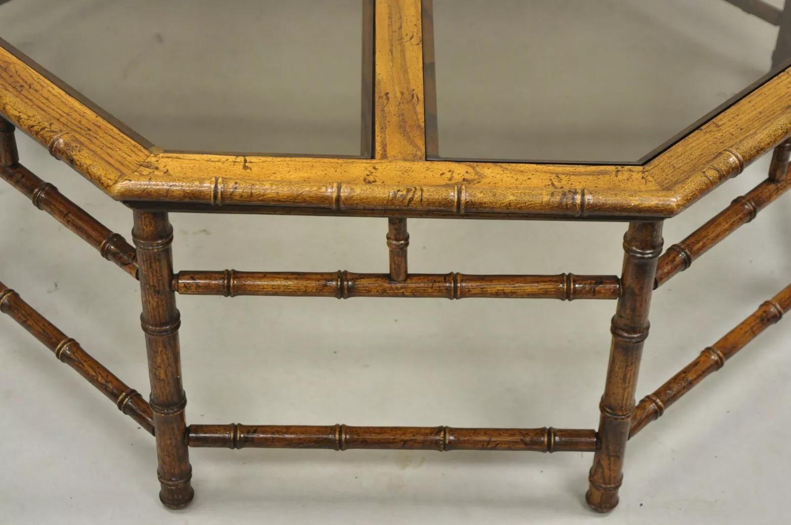Table basse octogonale Hollywood Regency en faux bambou avec plateau en verre Bon état - En vente à Philadelphia, PA