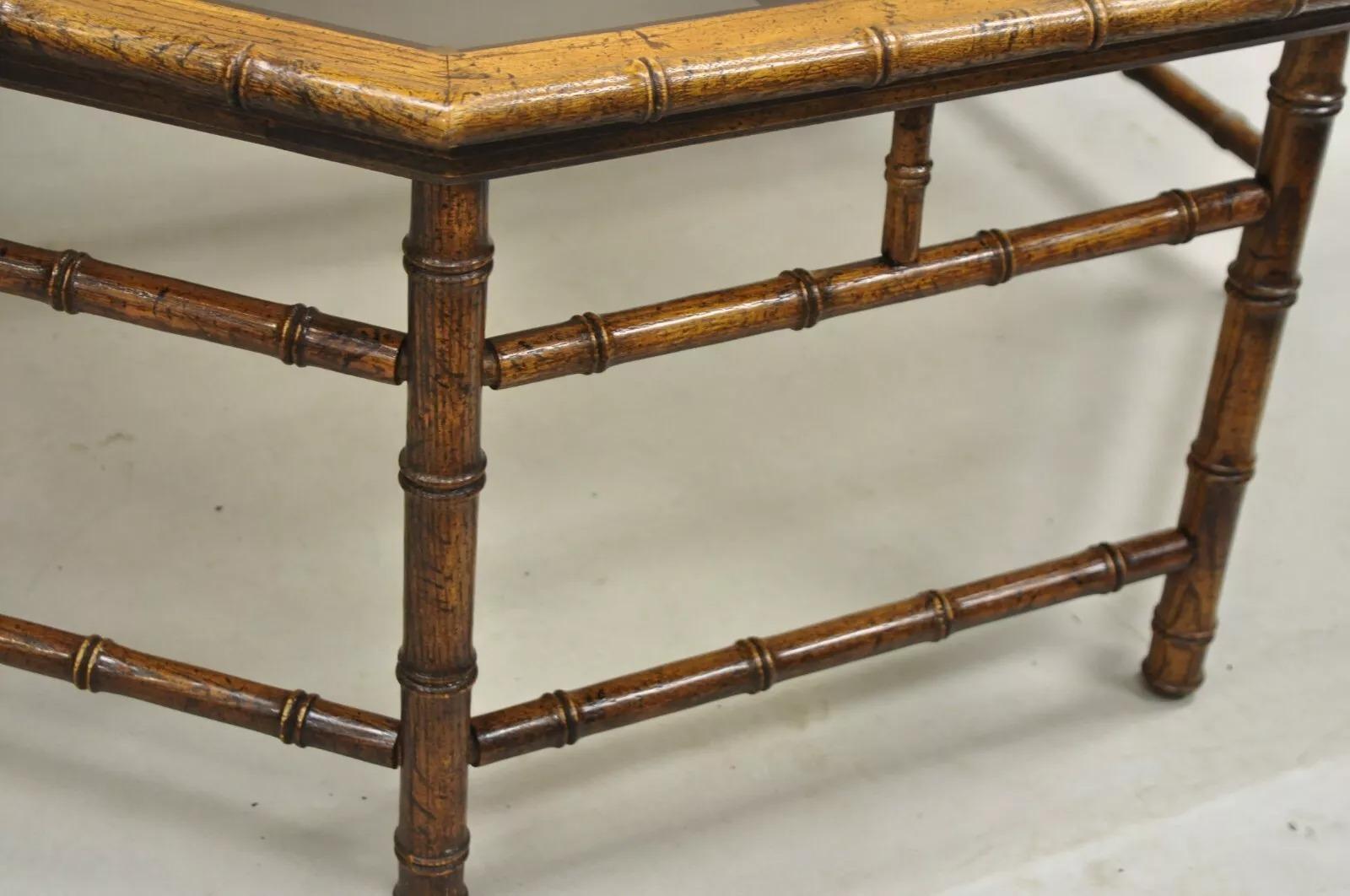 20ième siècle Table basse octogonale Hollywood Regency en faux bambou avec plateau en verre en vente