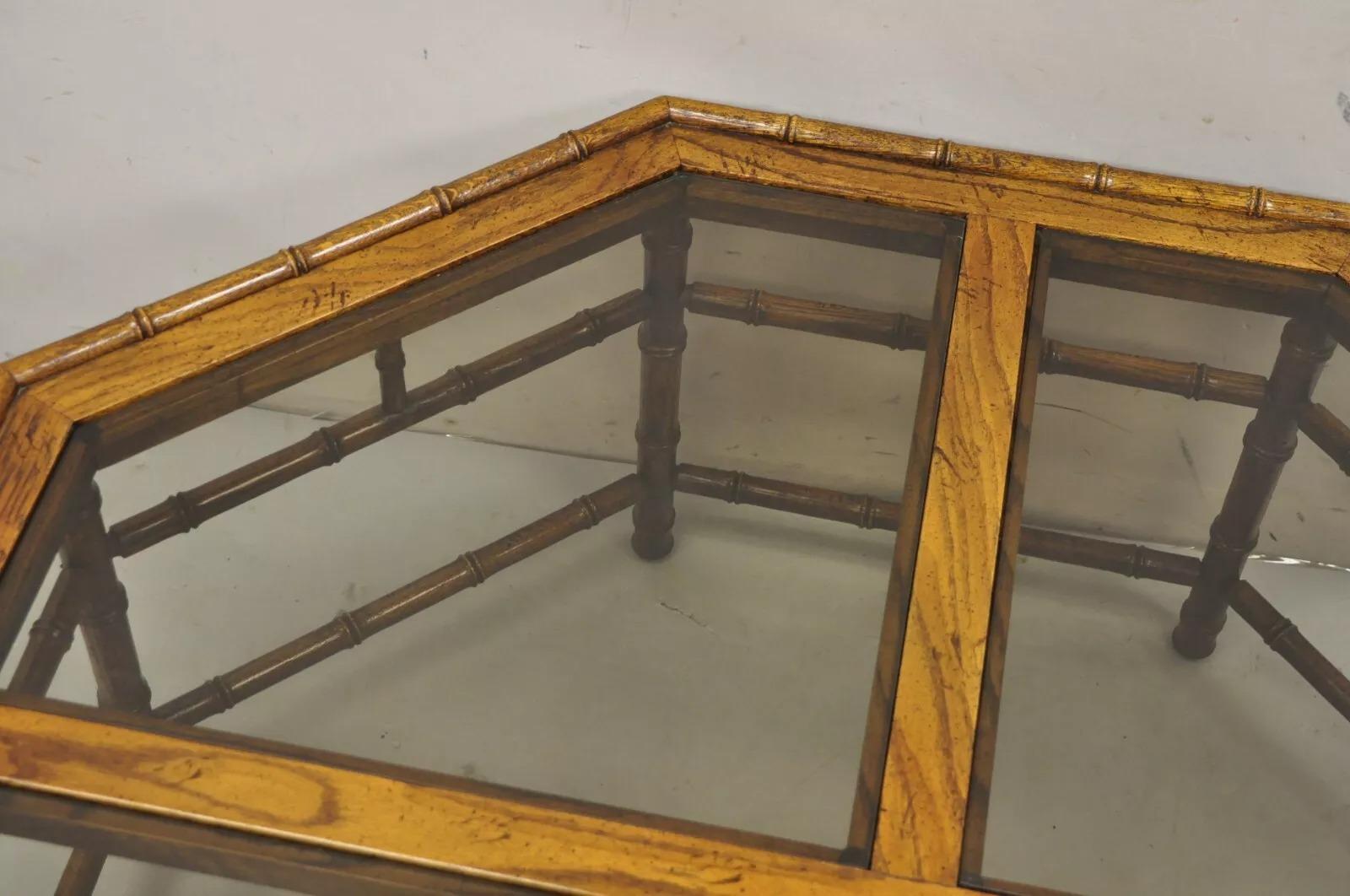 Verre Table basse octogonale Hollywood Regency en faux bambou avec plateau en verre en vente