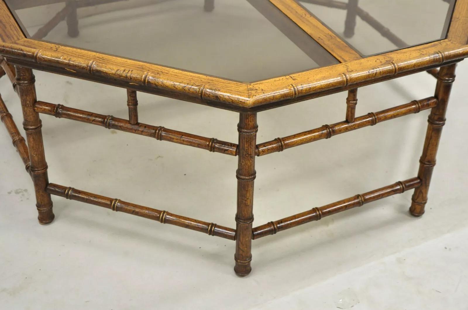 Table basse octogonale Hollywood Regency en faux bambou avec plateau en verre en vente 2