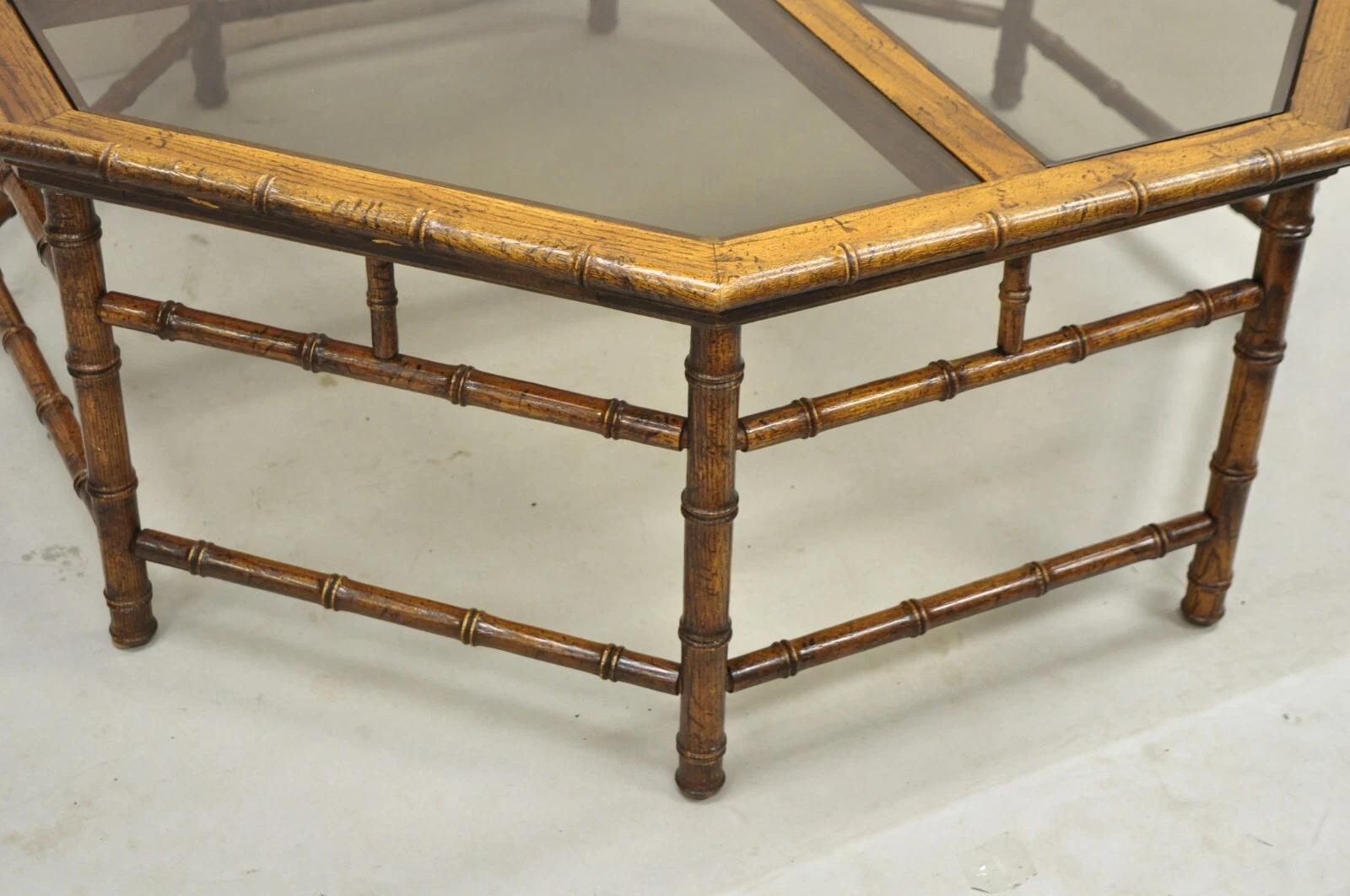 Mesa de centro de madera octogonal con tapa de cristal Vintage Hollywood Regency Faux Bamboo en venta 1