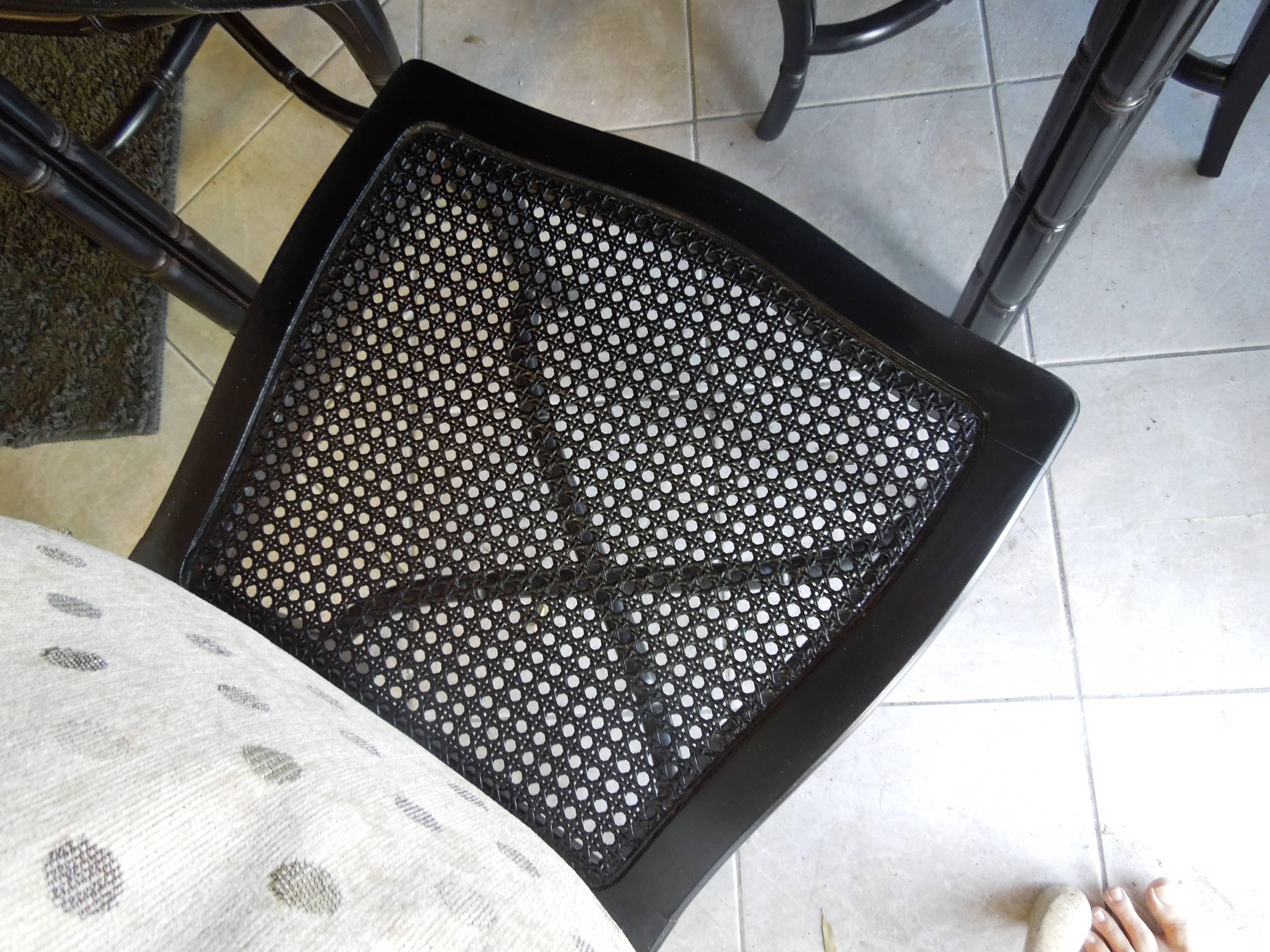 Vintage Hollywood Regency Faux Bamboo Round Dining/Game Table and Chairs In Good Condition For Sale In Palm Springs, CA
