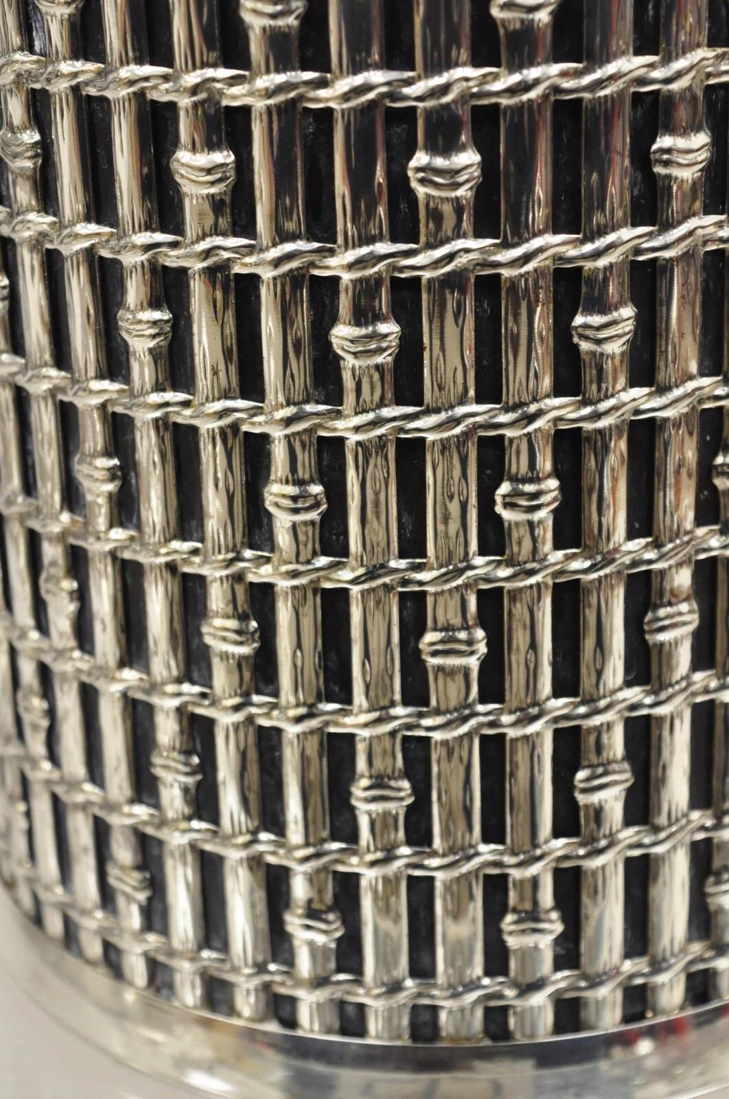 Cubitera con tapa de bambú de imitación de la época Hollywood Regency bañada en plata en venta 2