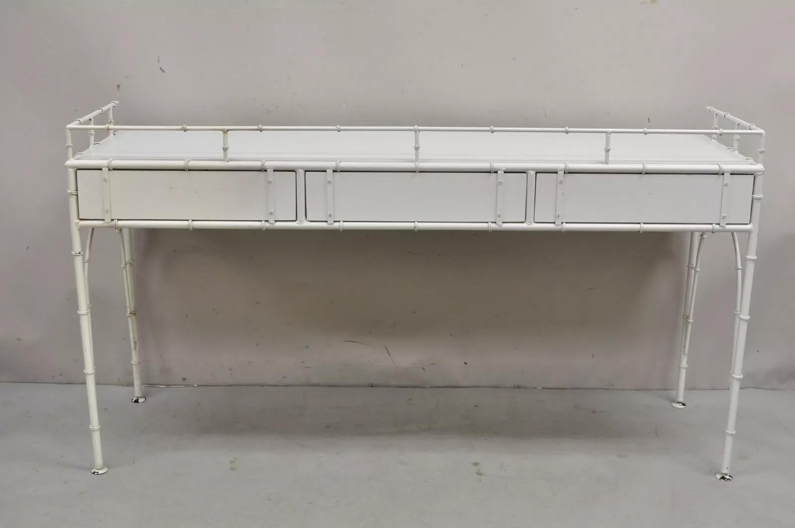 Consola de metal de 3 cajones Vintage Hollywood Regency Faux Bamboo White en venta 3