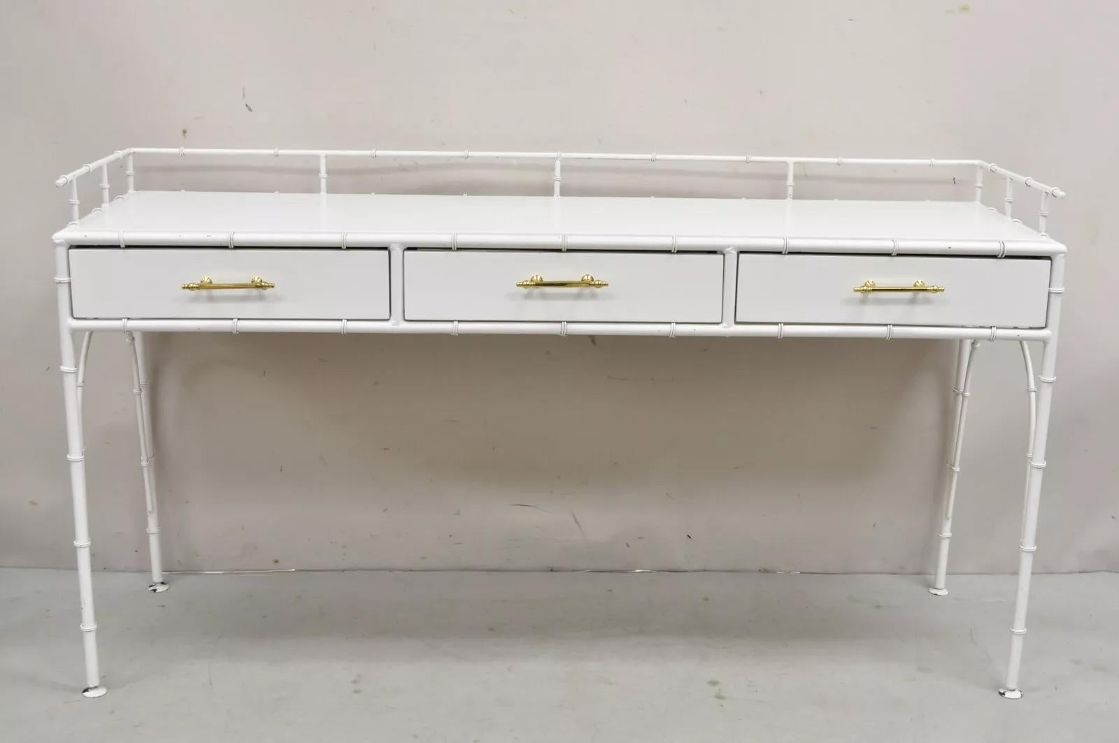 Consola metálica de 3 cajones estilo Vintage Hollywood Regency/Chino Chippendale de imitación de bambú blanco con tablero de madera y frentes de cajones. Mediados del siglo XX. Medidas: 33