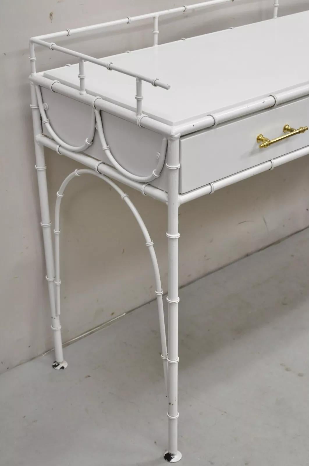 Consola de metal de 3 cajones Vintage Hollywood Regency Faux Bamboo White Regencia de Hollywood en venta