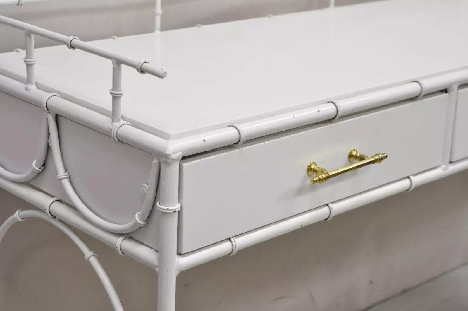 Consola de metal de 3 cajones Vintage Hollywood Regency Faux Bamboo White Desconocido en venta