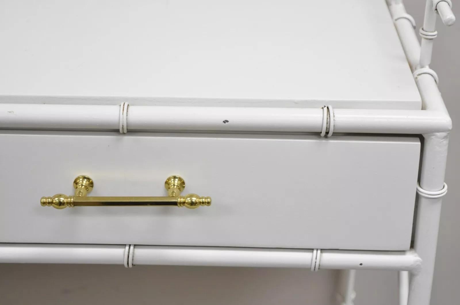 Consola de metal de 3 cajones Vintage Hollywood Regency Faux Bamboo White en Bueno estado para la venta en Philadelphia, PA
