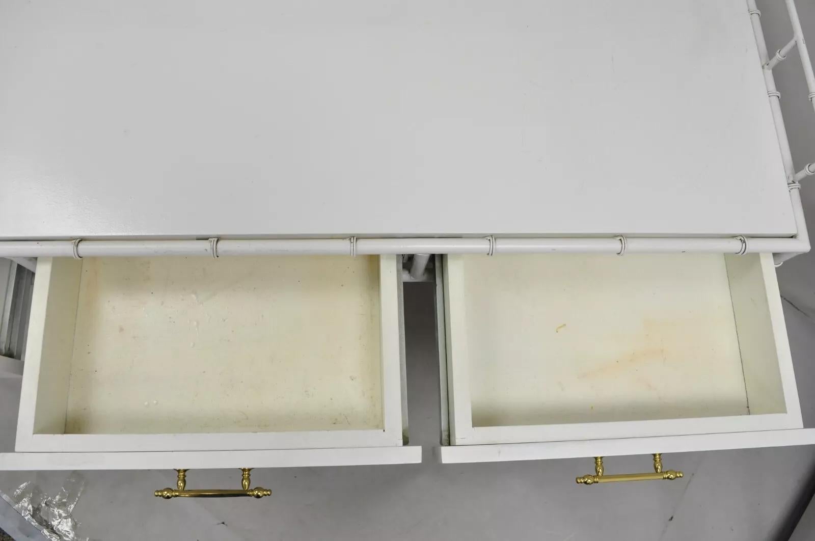 Consola de metal de 3 cajones Vintage Hollywood Regency Faux Bamboo White Hierro en venta
