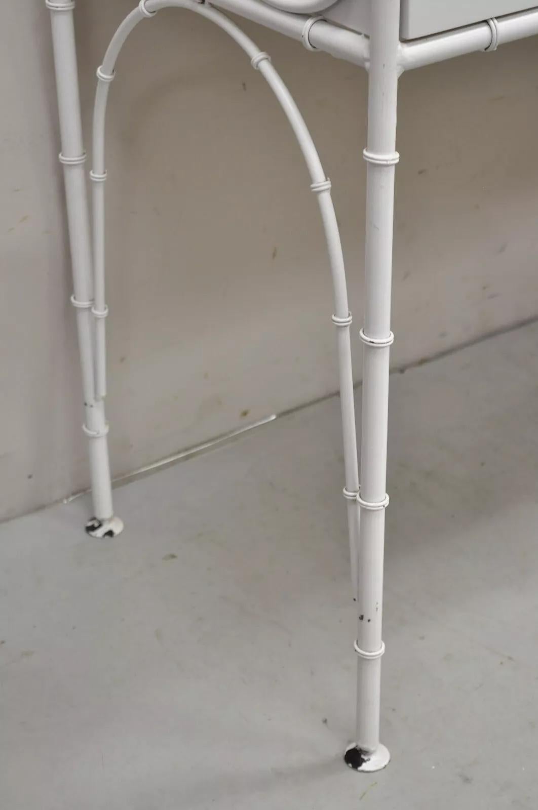 Consola de metal de 3 cajones Vintage Hollywood Regency Faux Bamboo White en venta 2