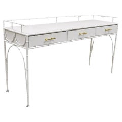 Vintage Hollywood Regency Hollywood Regency-Konsolentisch aus Kunstbambus mit 3 Schubladen und Metall in Weiß