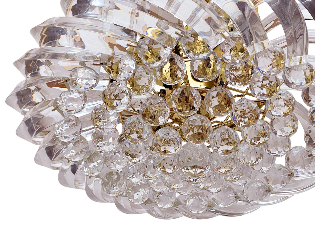 Laiton Lustre encastré vintage Hollywood Regency en lucite et laiton en vente