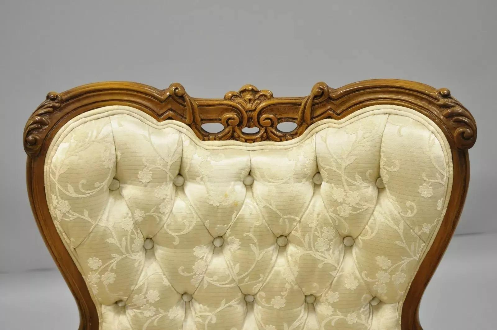 Vintage Hollywood Regency - Poltrone intagliate con drappeggio in stile Luigi - una coppia in vendita 5