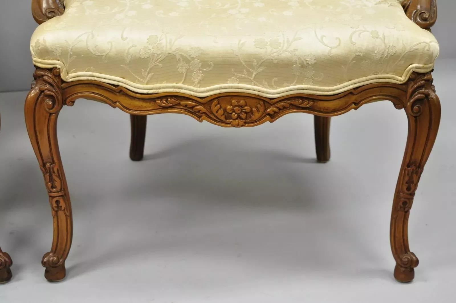 XX secolo Vintage Hollywood Regency - Poltrone intagliate con drappeggio in stile Luigi - una coppia in vendita