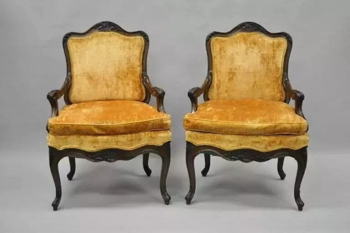 Paire de chaises à accoudoirs Vintage Hollywood Regency French Provincial Louis XV Style. L'article se caractérise par un cadre en bois massif lourd, des accoudoirs roulés, des pieds cabriole, des rails supérieurs et inférieurs sculptés et une