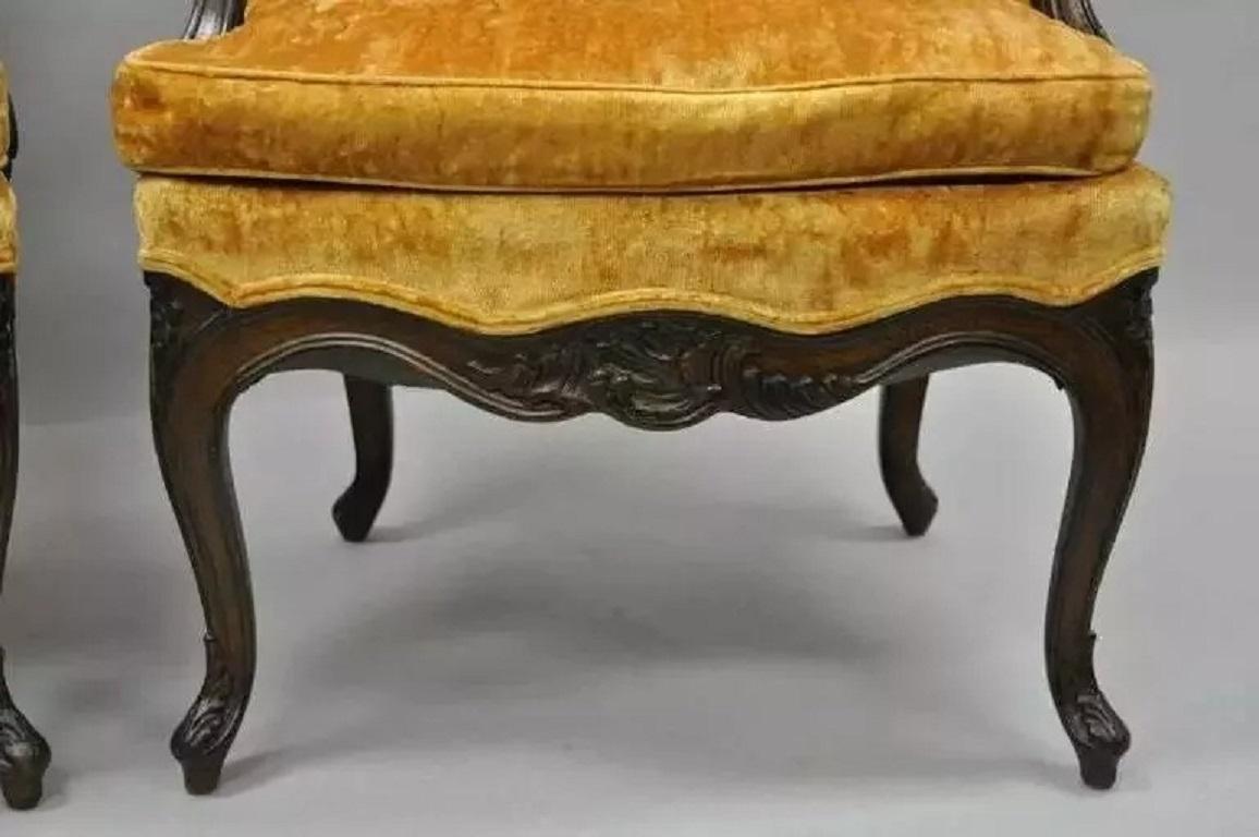 Paire de fauteuils provincial français de style Louis XV vintage Hollywood Regency Bon état - En vente à Philadelphia, PA