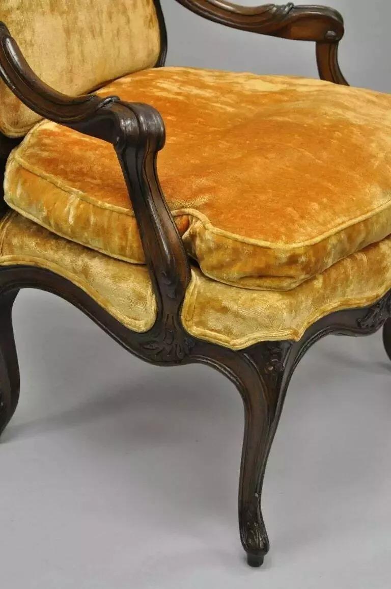 Bois Paire de fauteuils provincial français de style Louis XV vintage Hollywood Regency en vente
