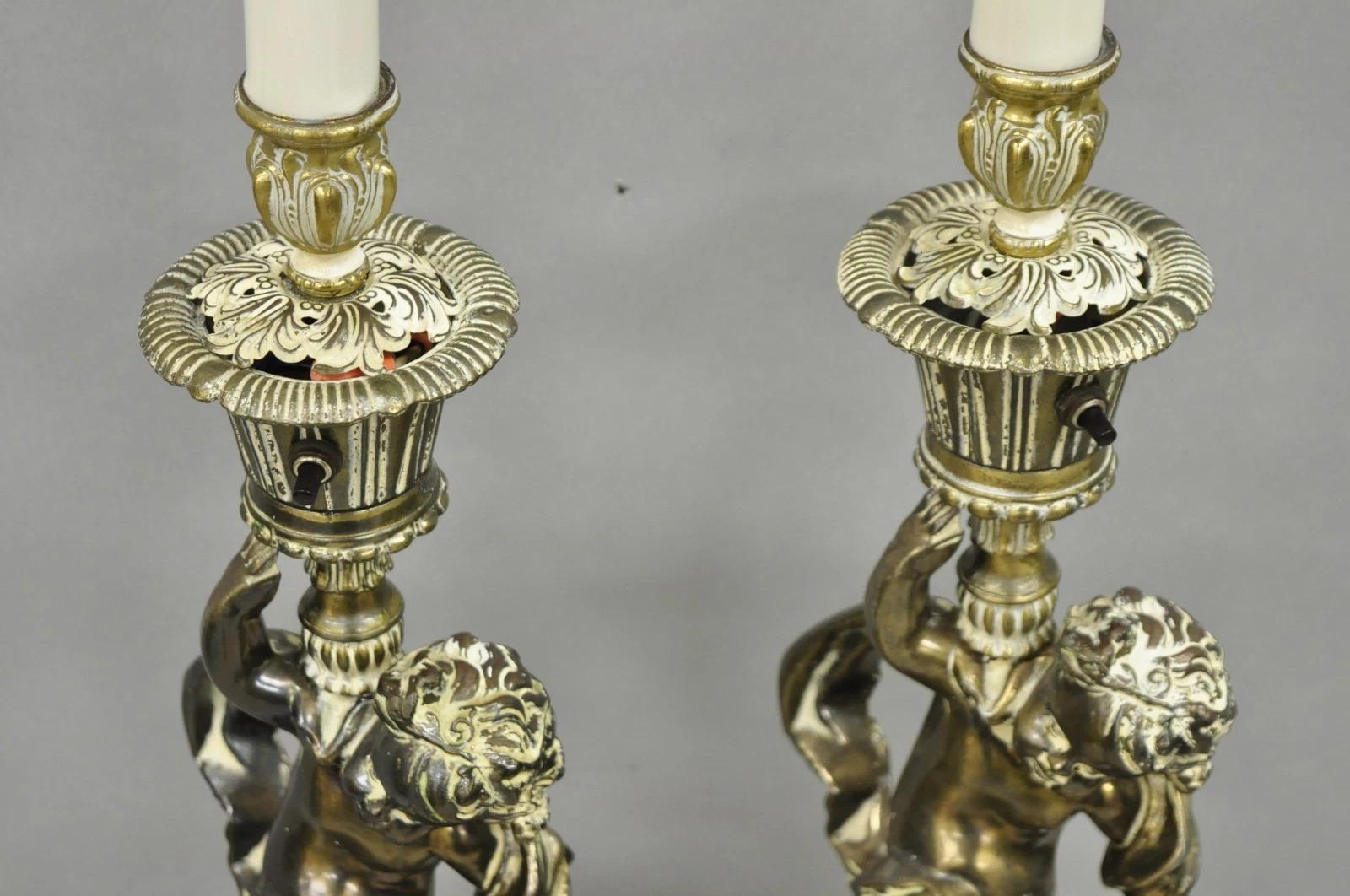 Lámparas de sobremesa vintage estilo Hollywood Regency francés de metal con forma de querubín - un par en venta 4