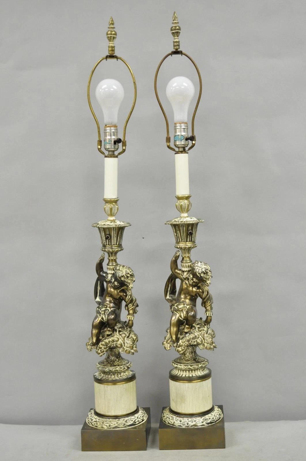 Lámparas de sobremesa vintage estilo Hollywood Regency francés de metal con forma de querubín - un par en venta 5