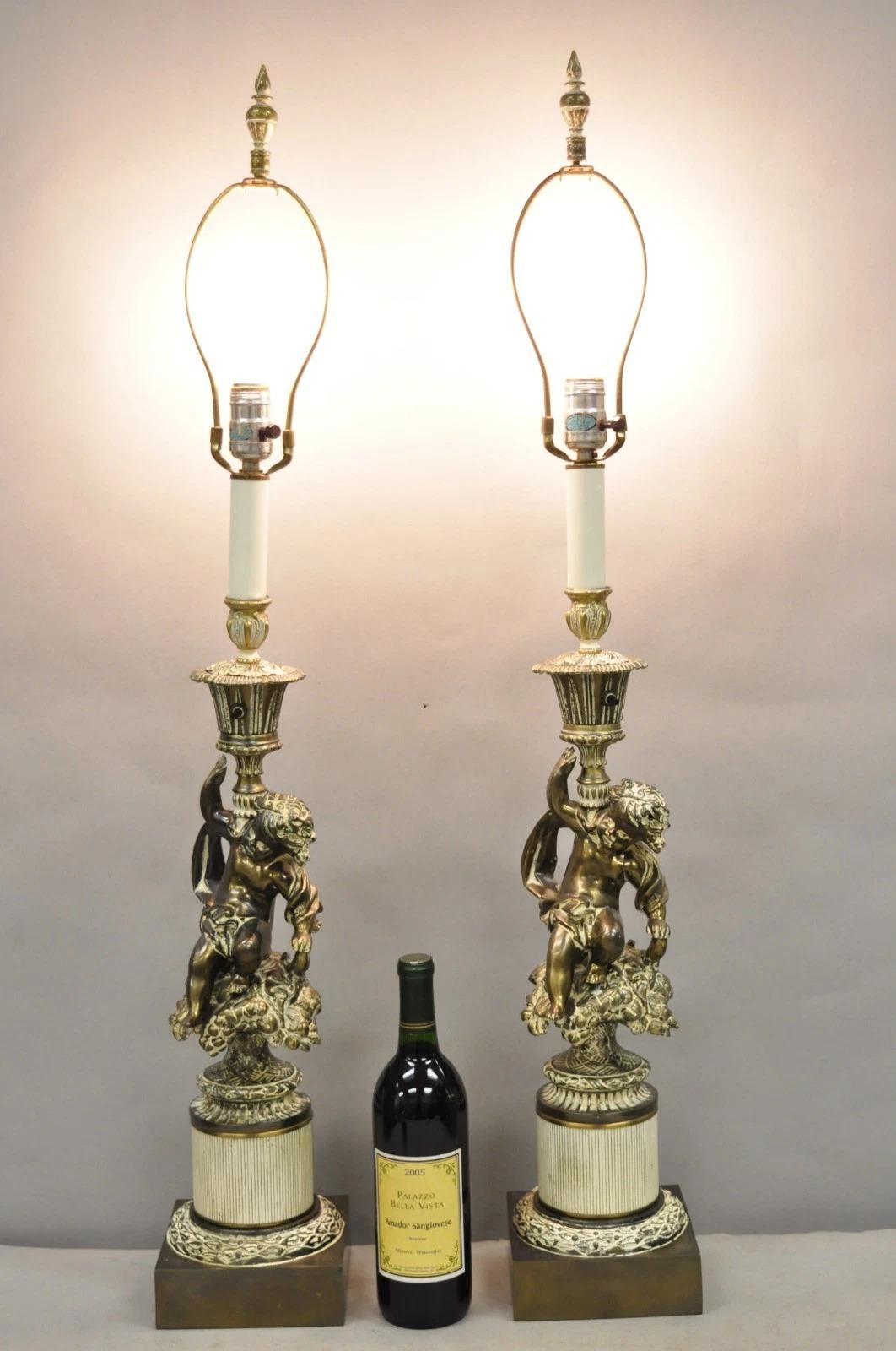 Lámparas de Sobremesa Vintage Hollywood Regency de Estilo Francés con Querubín Figurado y Acabado Blanco Lavado - Pareja. Mediados del siglo XX. Medidas: 39