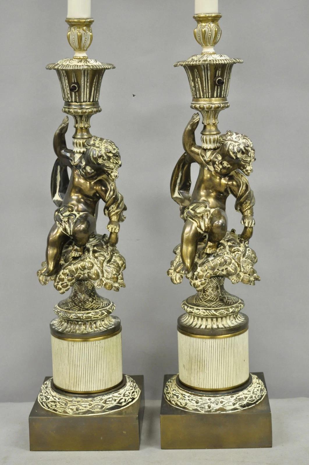 Lámparas de sobremesa vintage estilo Hollywood Regency francés de metal con forma de querubín - un par Regencia de Hollywood en venta