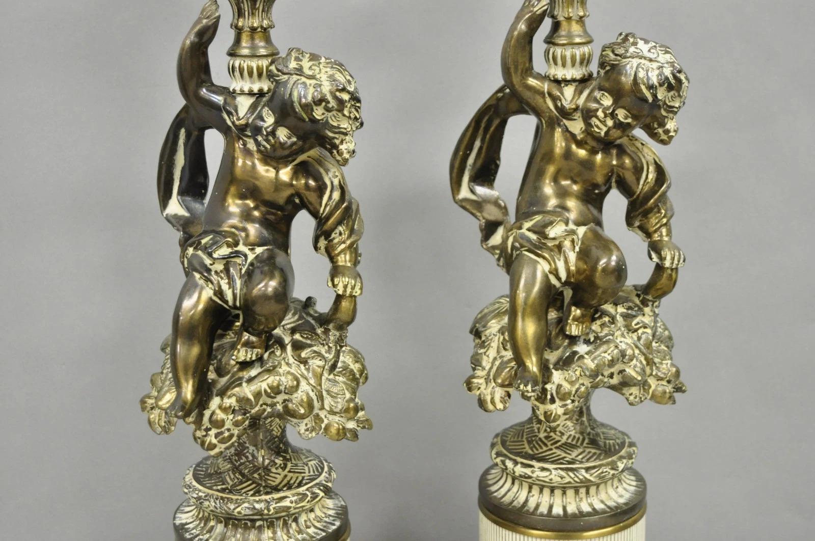 Lámparas de sobremesa vintage estilo Hollywood Regency francés de metal con forma de querubín - un par Desconocido en venta