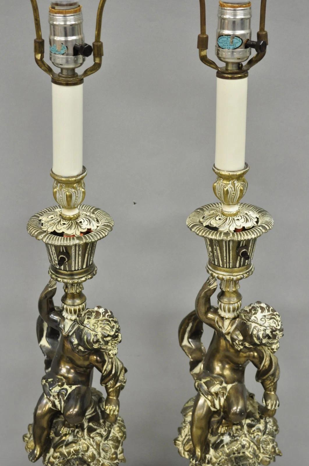 Lámparas de sobremesa vintage estilo Hollywood Regency francés de metal con forma de querubín - un par siglo XX en venta