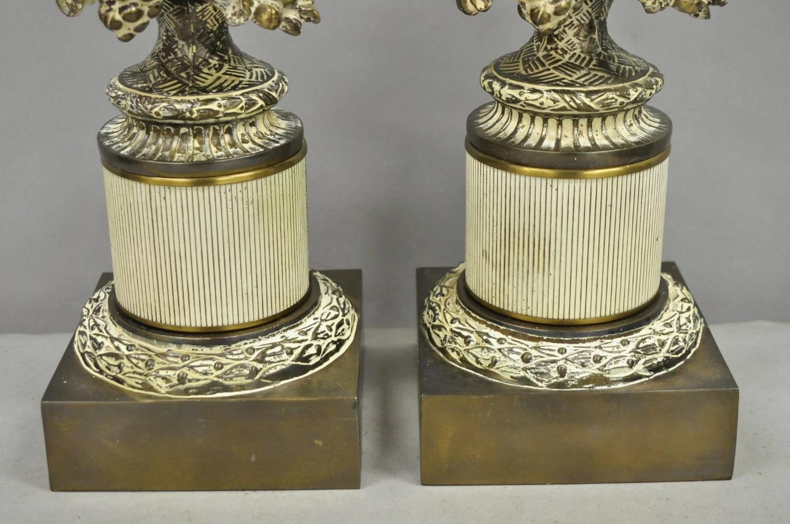 Lámparas de sobremesa vintage estilo Hollywood Regency francés de metal con forma de querubín - un par Metal en venta