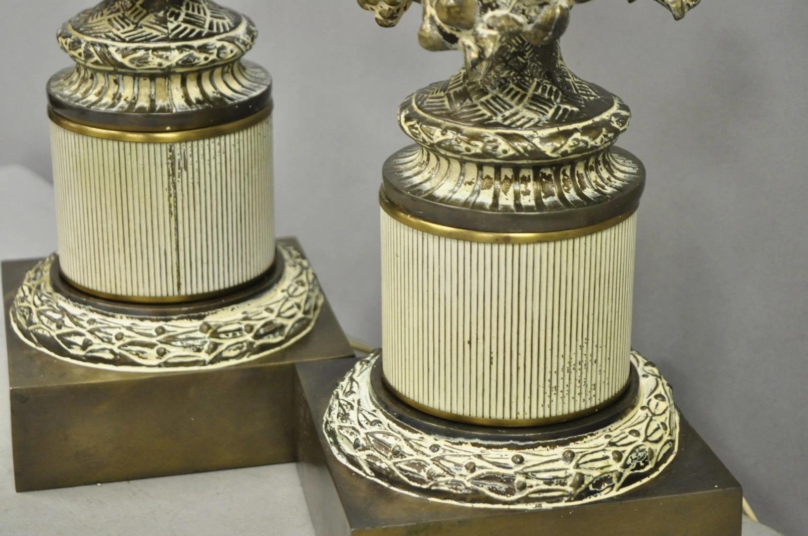 Lámparas de sobremesa vintage estilo Hollywood Regency francés de metal con forma de querubín - un par en venta 1