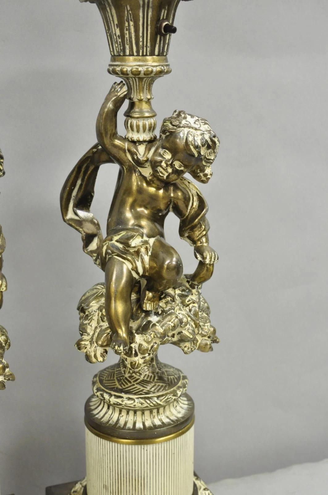 Lámparas de sobremesa vintage estilo Hollywood Regency francés de metal con forma de querubín - un par en venta 2