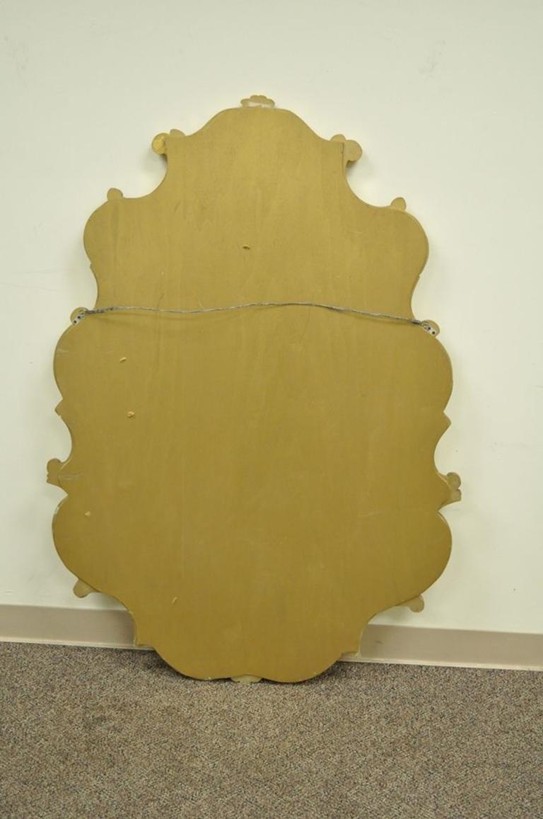 Vintage-Wandspiegel im französischen Hollywood-Regency-Stil mit Goldschnitzereien und Schnörkeln 4