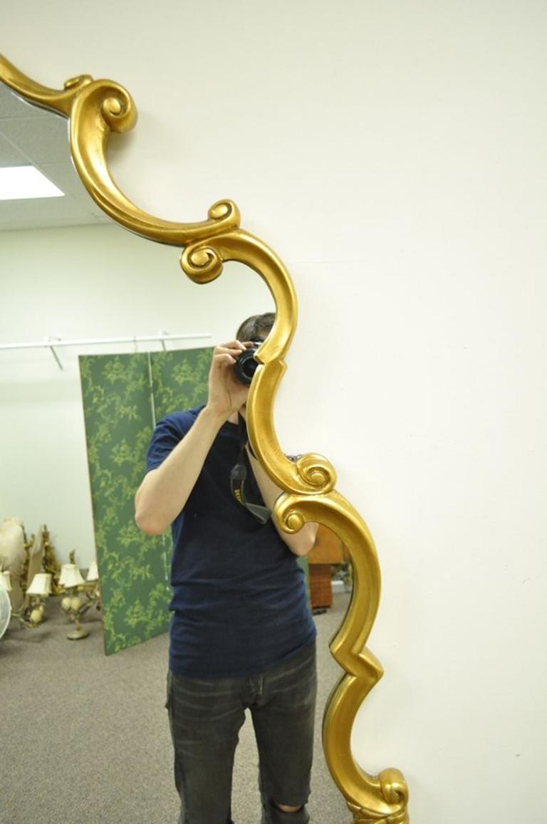 Vintage-Wandspiegel im französischen Hollywood-Regency-Stil mit Goldschnitzereien und Schnörkeln im Zustand „Gut�“ in Philadelphia, PA