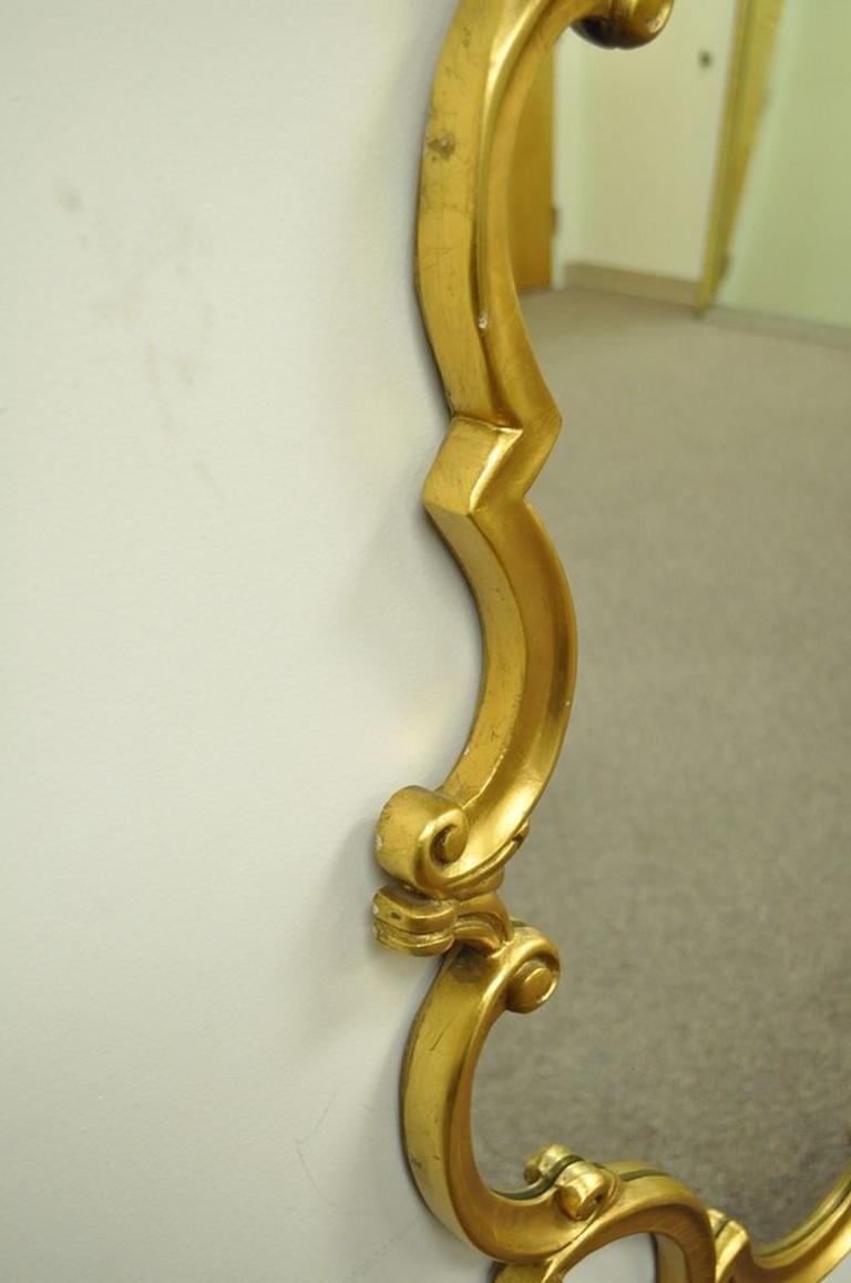 Vintage-Wandspiegel im französischen Hollywood-Regency-Stil mit Goldschnitzereien und Schnörkeln (Holz)