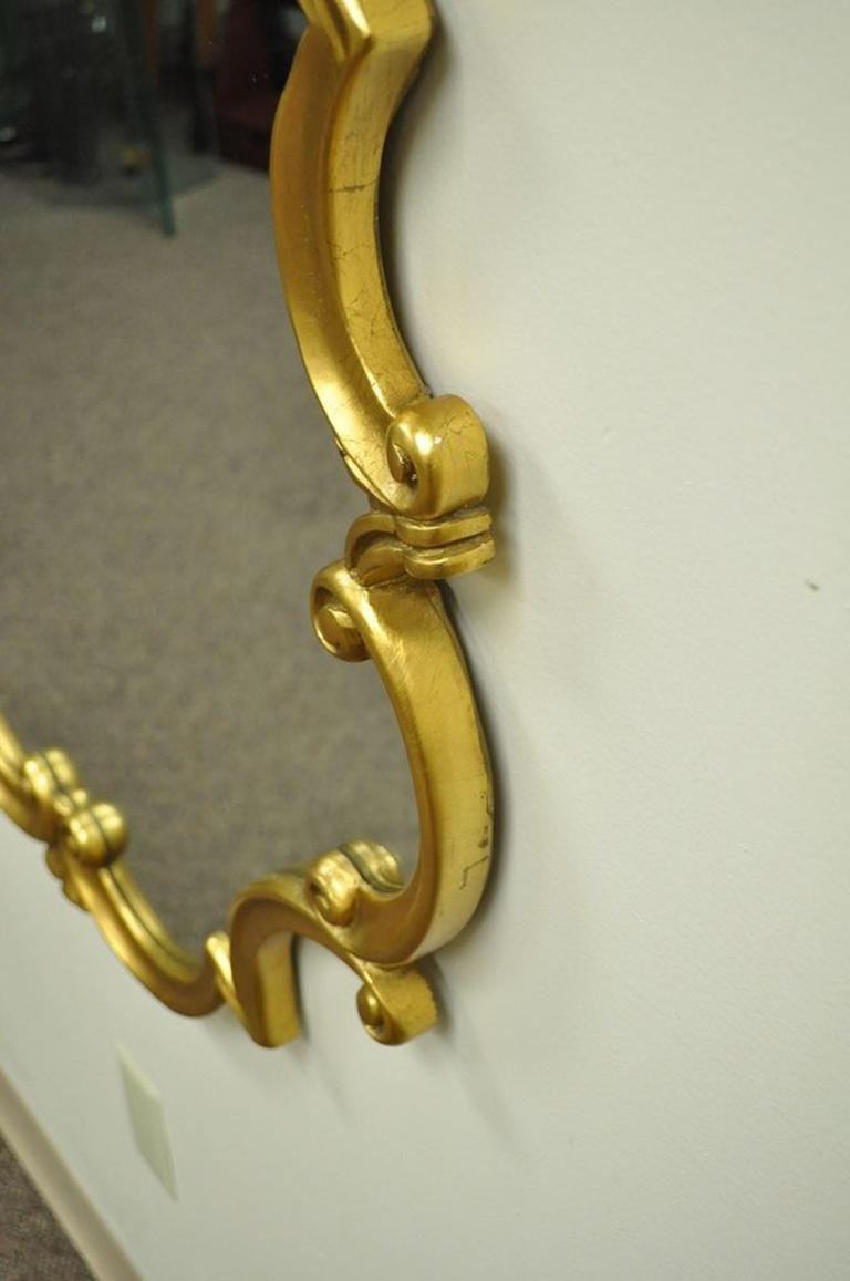 Vintage-Wandspiegel im französischen Hollywood-Regency-Stil mit Goldschnitzereien und Schnörkeln 2