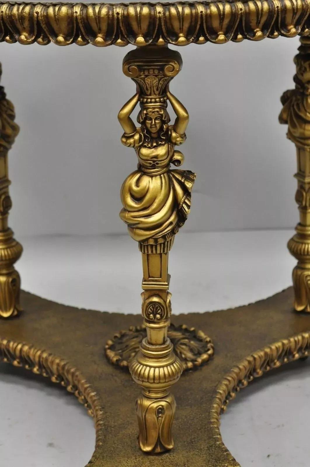 Table d'appoint en métal vintage doré Hollywood Regency de style français avec figurine de femme. L'objet se caractérise par des pieds féminins figuratifs en métal, une jupe décorée, un plateau en verre façonné, un style et une forme remarquables.