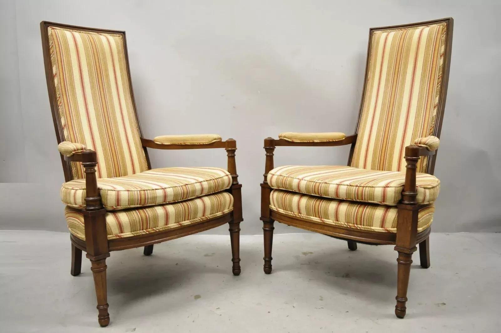 Poltrone imbottite con schienale alto in stile Hollywood Regency francese d'epoca - una coppia. L'articolo presenta schienali alti, struttura in legno massiccio, braccioli imbottiti, dettagli ben intagliati, gambe affusolate, grande stile e forma.