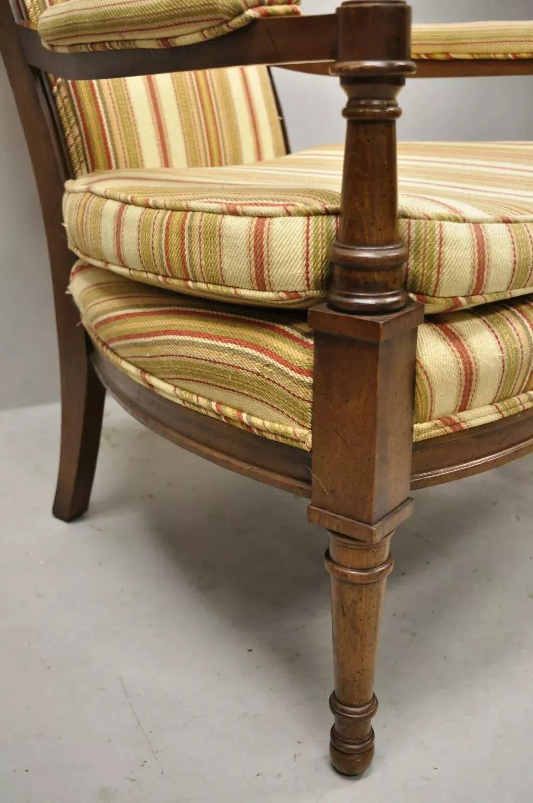 Vintage Hollywood Regency - Poltrone imbottite con schienale alto in stile francese - una coppia In condizioni buone in vendita a Philadelphia, PA