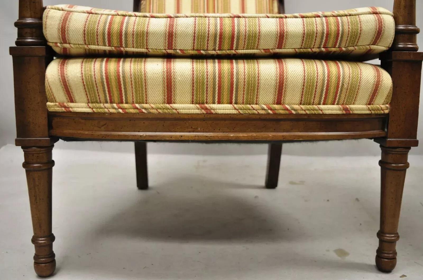 Tessuto Vintage Hollywood Regency - Poltrone imbottite con schienale alto in stile francese - una coppia in vendita