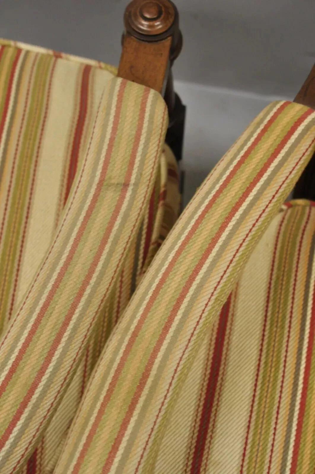 Vintage Hollywood Regency - Poltrone imbottite con schienale alto in stile francese - una coppia in vendita 1