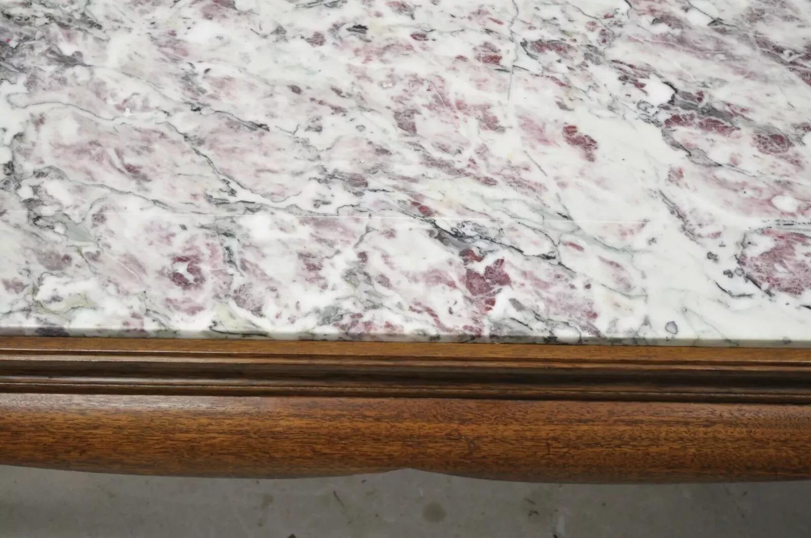 Vintage Hollywood Regency Georgian Mahogany Saber Leg Marble Top Coffee Table In Good Condition For Sale In Philadelphia, PA