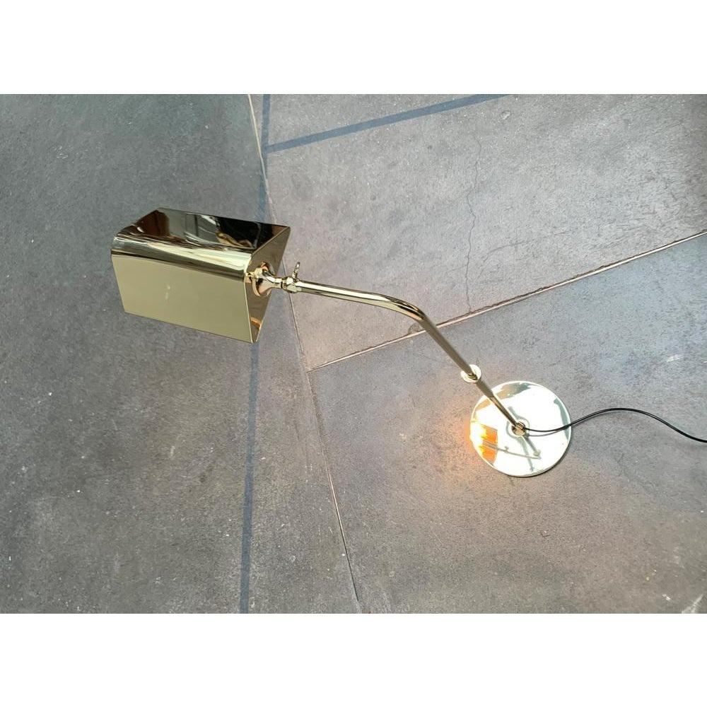 Elegante lámpara de pie del luminoso diseñador florian schulz.

El diseño impresiona por su sencilla elegancia y su materialidad de alta calidad. El reflector, de forma llamativa, se asienta en el extremo de un brazo acodado. El cabezal del