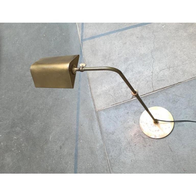 Elegante lampada a stelo del luminoso designer Florian Schulz.

Il design colpisce per la sua semplice eleganza e l'alta qualità dei materiali. Il riflettore, dalla forma sorprendente, si trova all'estremità di un braccio angolato. La testa del