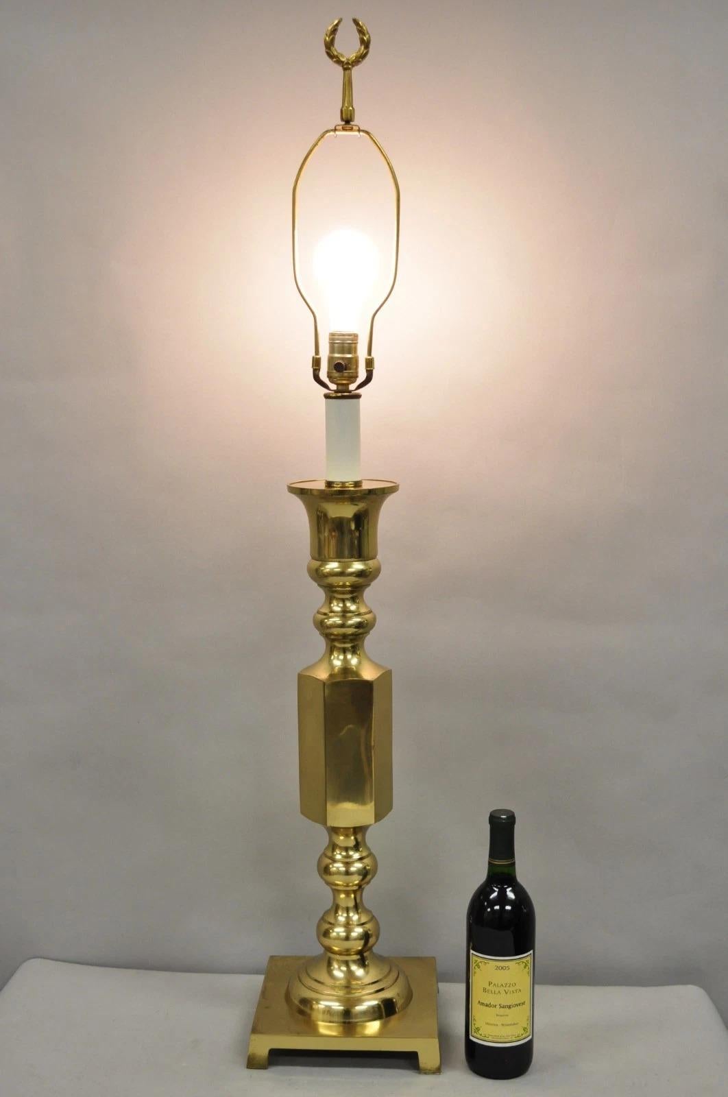 Lampada da tavolo a candeliere alto in ottone dorato Vintage Hollywood Regency, Made In Japan. Circa alla fine del XX secolo. Misure: 44,5