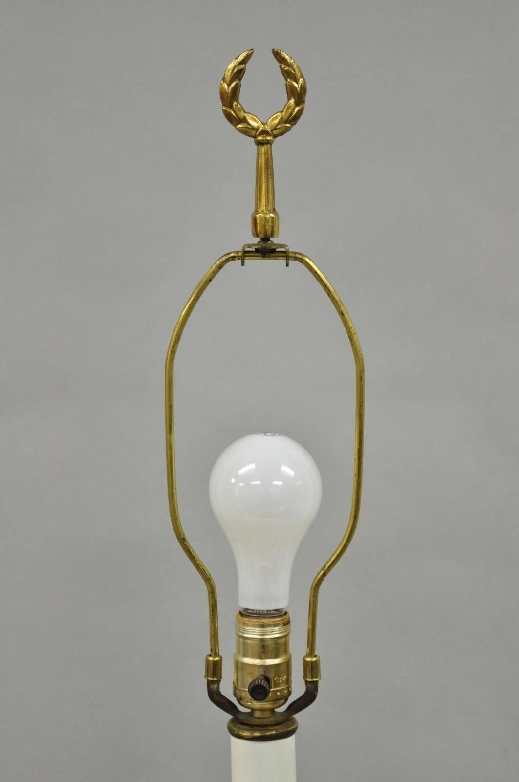 Lampada da tavolo a candeliere alto in ottone dorato Vintage Hollywood Regency Made In Japan In condizioni buone in vendita a Philadelphia, PA