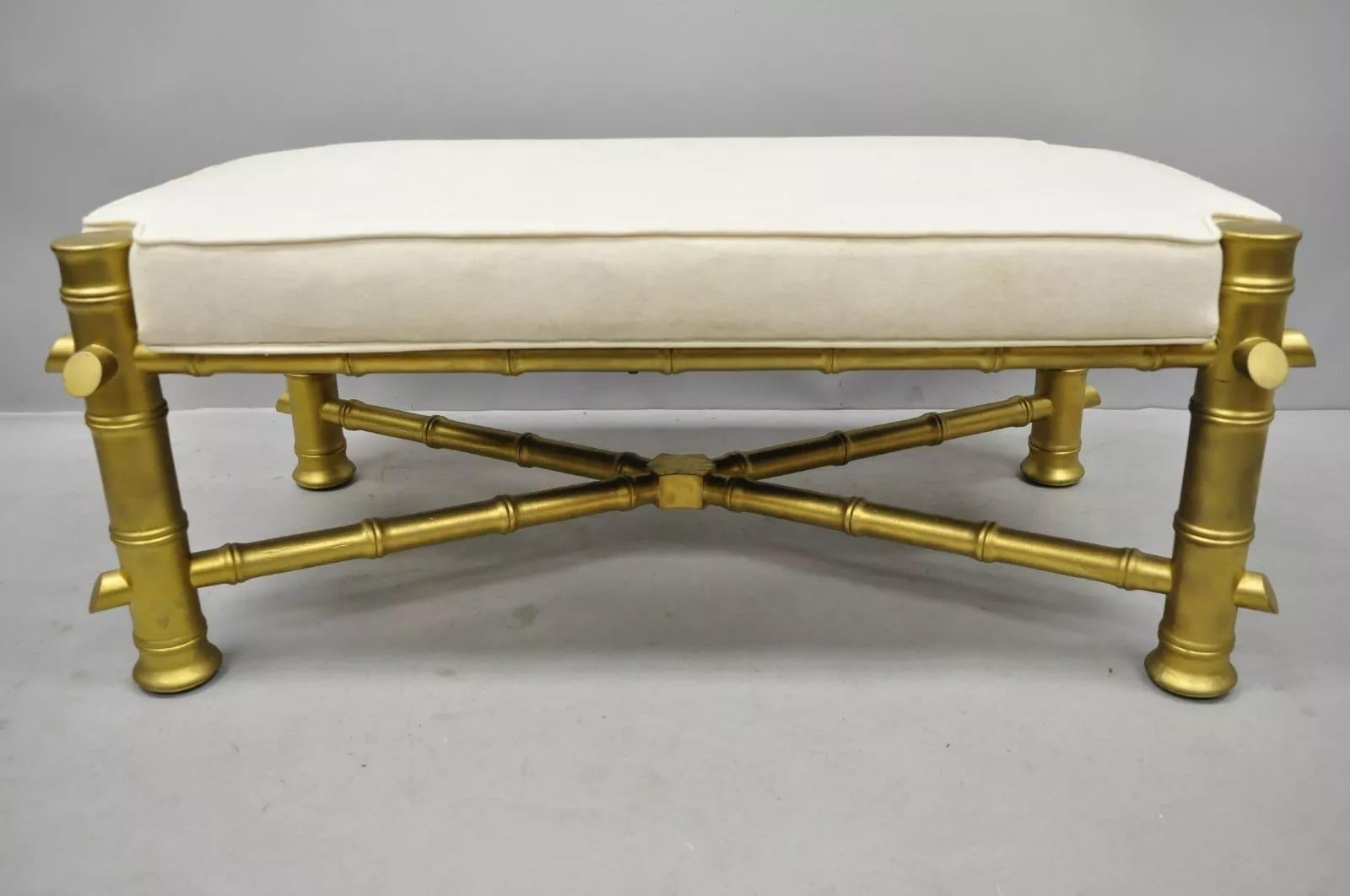 Panchina vintage Hollywood Regency in finto bambù imbottita a X con telaio in legno intagliato. L'articolo è caratterizzato da finitura verniciata oro, base a barella, struttura in legno massiccio, seduta imbottita, grande stile e forma. Circa metà